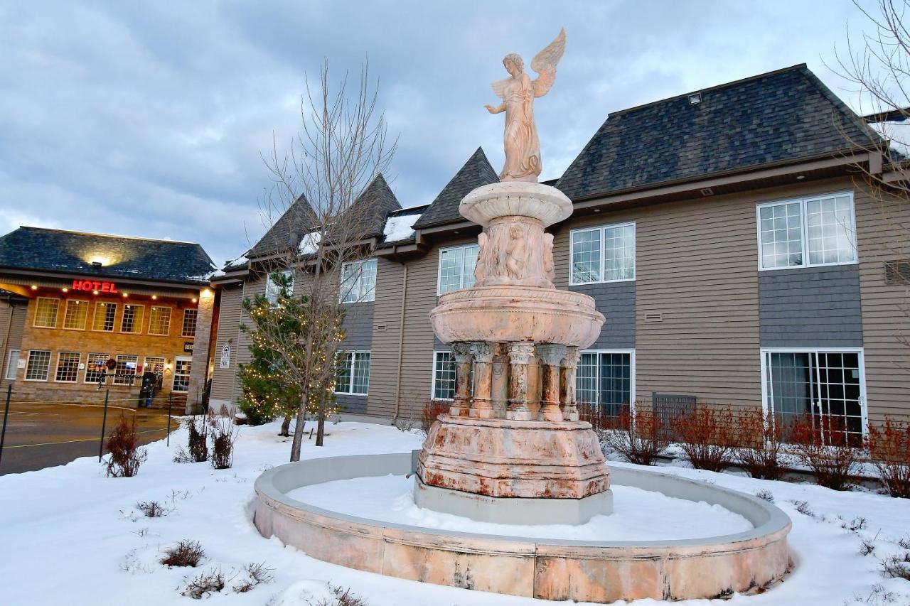 Hotel Et Pavillons Le Petit Manoir Du Casino La Malbaie Exterior foto
