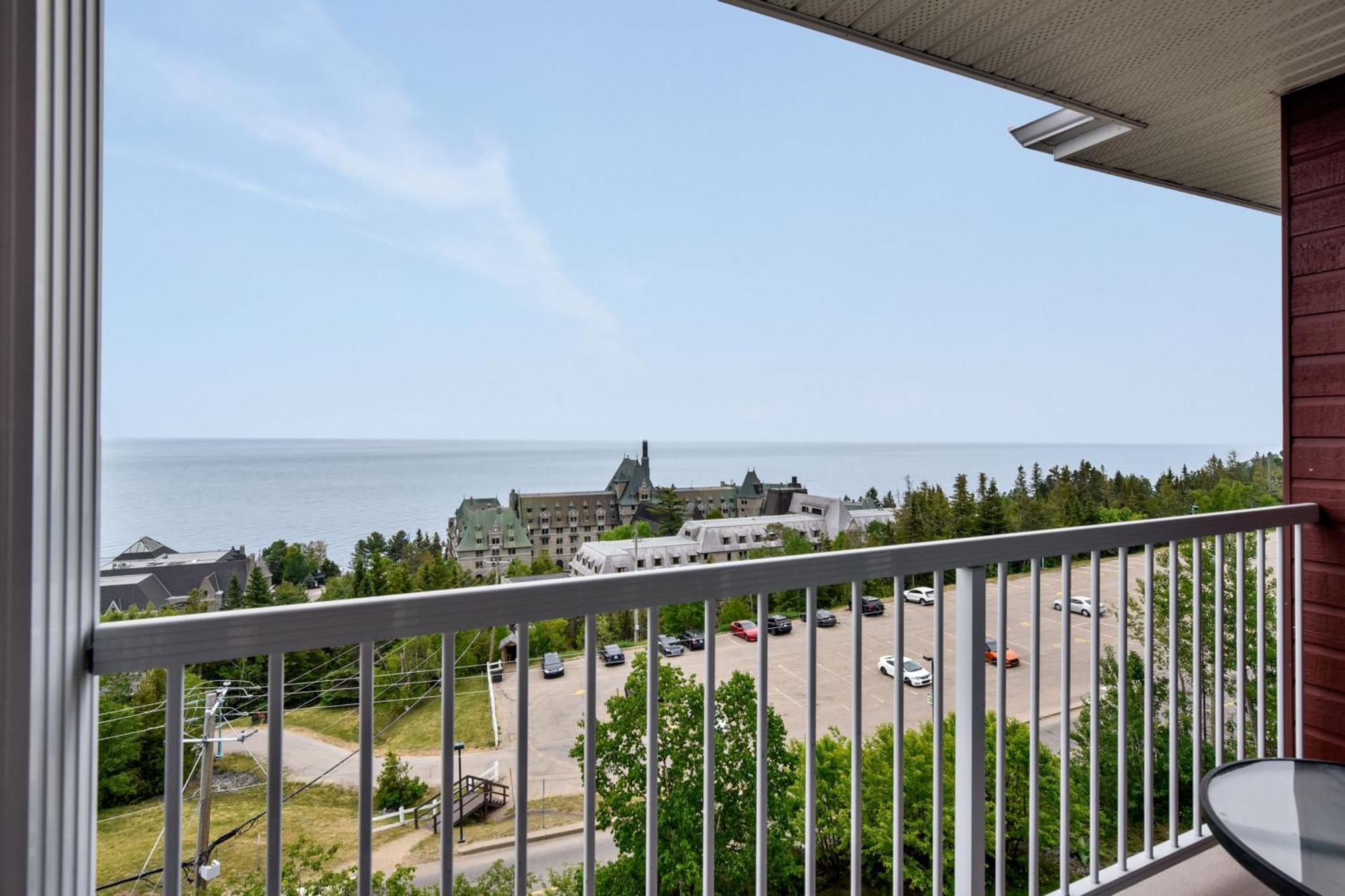 Hotel Et Pavillons Le Petit Manoir Du Casino La Malbaie Exterior foto